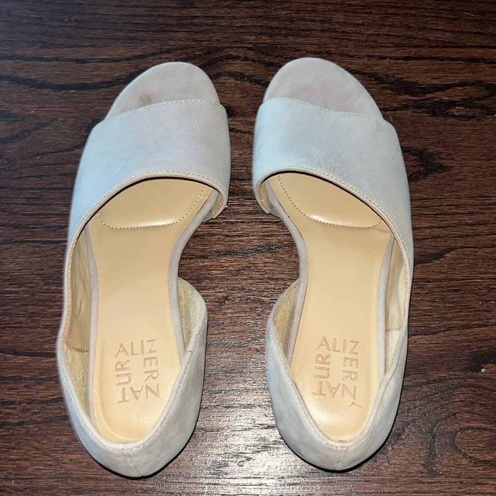 Like new!! Naturalizer suede Taupe Sandals, 8